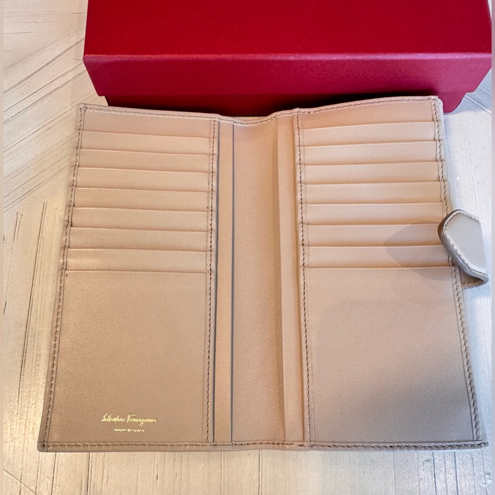 Authentic Salvatore Ferragamo Gancini Continental Leather Wallet - New in Box - Picture 6 of 16